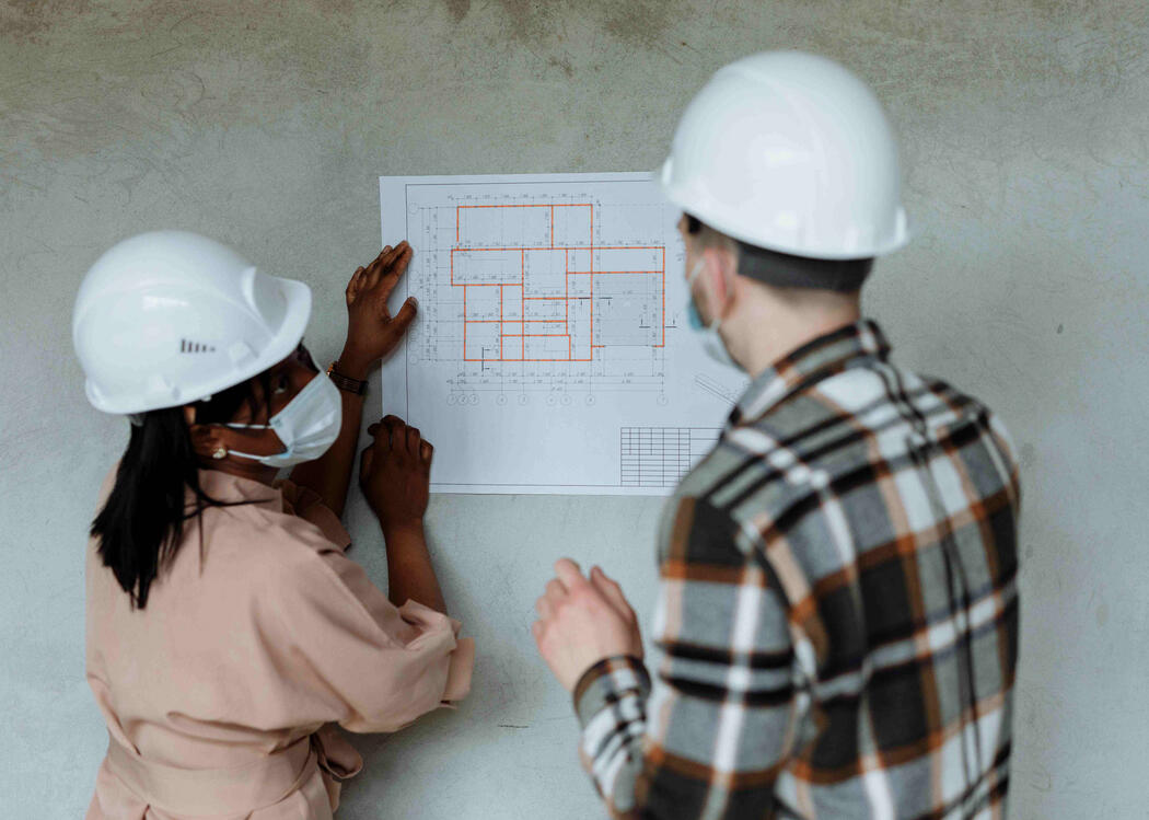 Profissionais analisando e compatibilizando um projeto de engenharia